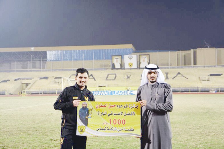 وائل الصقري يقدم الجائزة إلى نواف المطيري