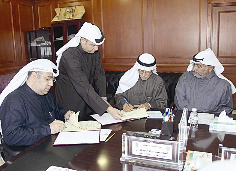 u0639u0635u0627u0645 u062cu0639u0641u0631 u064au0648u0642u0639 u0627u0644u0639u0642u062f u0645u0639 u0645u0645u062bu0644u064a u0627u0644u0634u0631u0643u0629 u0627u0644u0645u0646u0641u0630u0629 u0628u062du0636u0648u0631 u062du0645u0648u062f u0627u0644u0635u0628u0627u062d