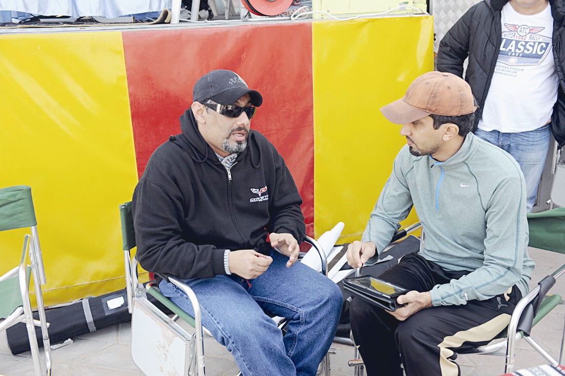 قاسم يتحدث للزميل غانم السليماني