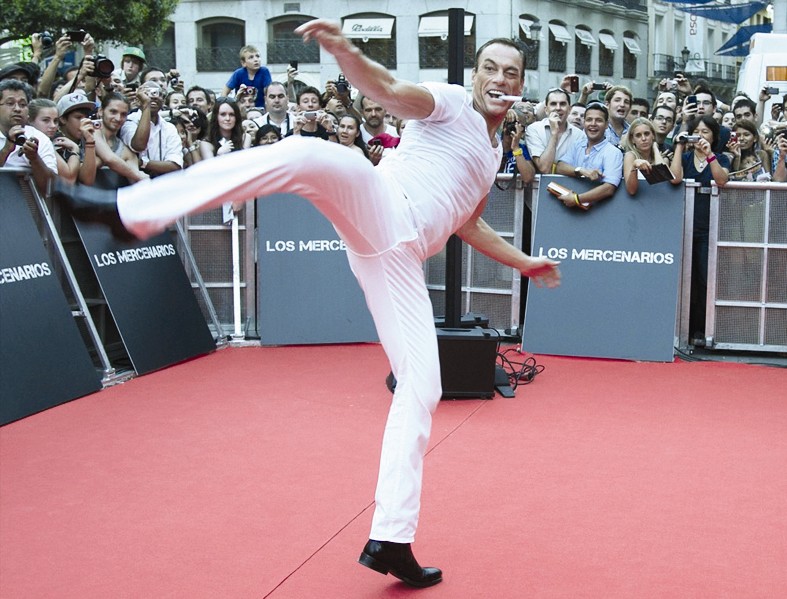 يستعرض مهاراته أمام الجمهور