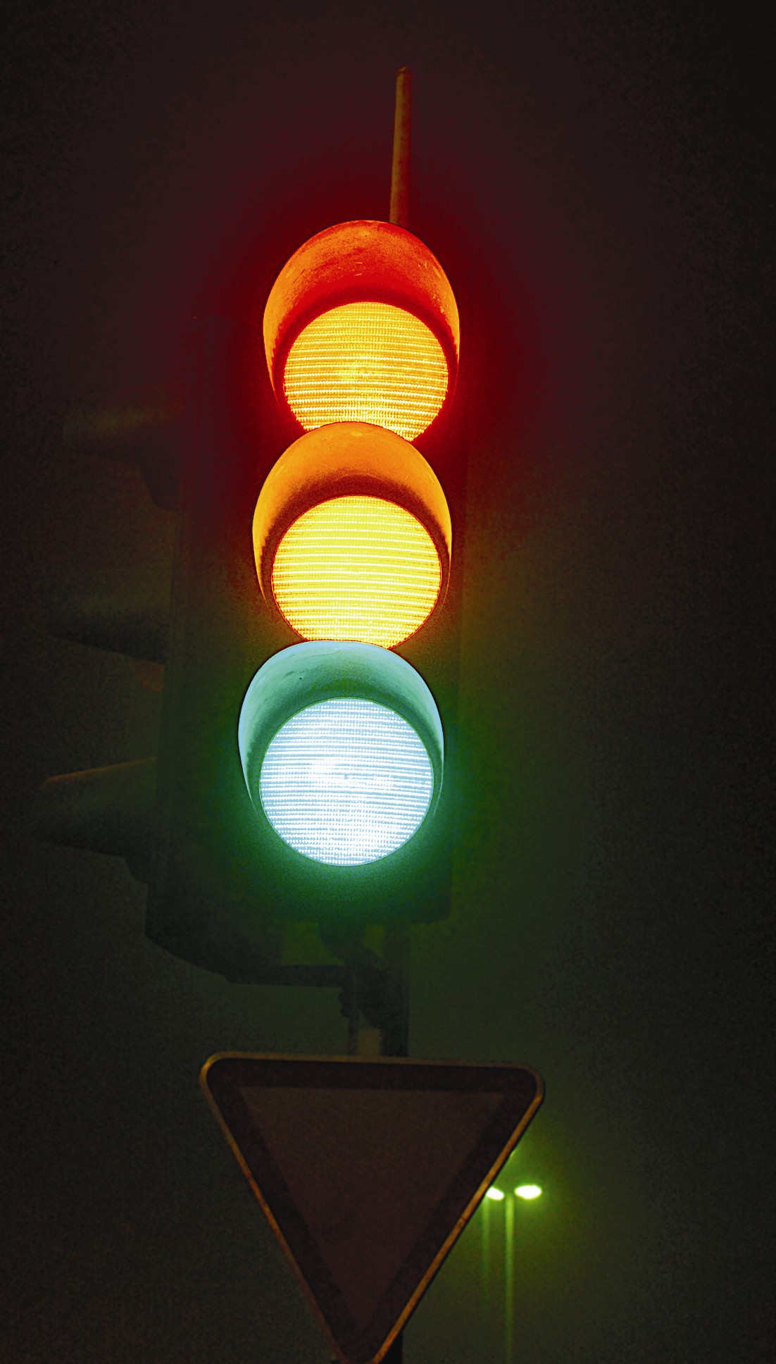 u0635u0648u0631u0629 u0627u0644u062au0642u0637u062a u0642u0628u0644 u064au0648u0645u064au0646 u0644u0627u0634u0627u0631u0629 u0645u0631u0648u0631u064au0629 u0645u0639u0637u0644u0629 u0641u064a u0627u0644u0634u0648u064au062e u062au0636u064au0626 u0627u0644u0623u062du0645u0631 u0648u0627u0644u0623u0635u0641u0631 u0648u0627u0644u0623u062eu0636u0631 u0641u064a u0648u0642u062a u0648u0627u062du062f     (u062au0635u0648u064au0631 u0645u0648u0633u0649 u0639u064au0627u0634)