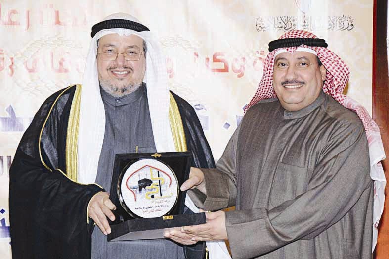 ... وتكريم آخر