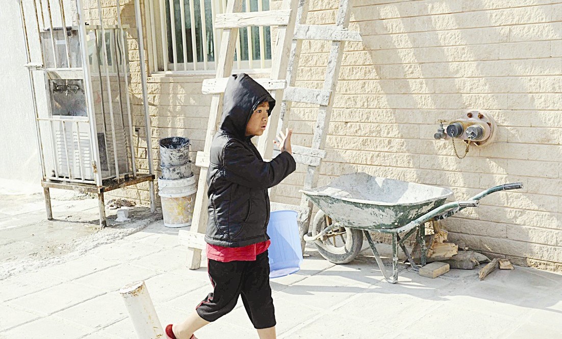 طفل يبحث عن ماء