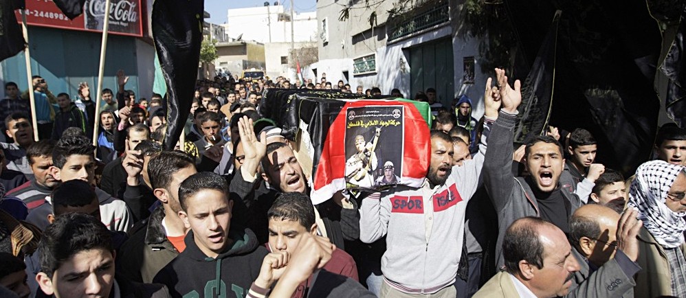 u0645u0634u064au0639u0648u0646 u064au0631u0641u0639u0648u0646 u0642u0631u0628 u062cu0646u064au0646 u062cu062bu0645u0627u0646 u0639u0628u062fu0627u0644u0643u0631u064au0645 u0637u062du0627u0646u064au0629 u0627u0644u0630u064a u0642u062au0644 u0628u0639u0645u0644u064au0629 u0627u0646u062au062du0627u0631u064au0629 u0641u064a u0627u0644u0639u0627u0645 2002 u0648u0633u0644u0645u062a u062cu062bu062au0647 u0627u062eu064au0631u0627  (u0627 u0641 u0628)