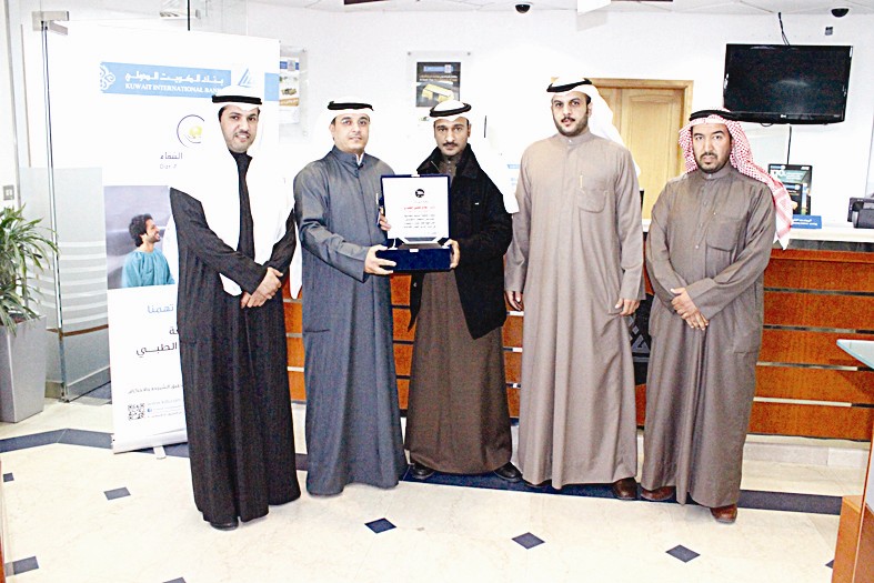 تكريم أحد الموظفين