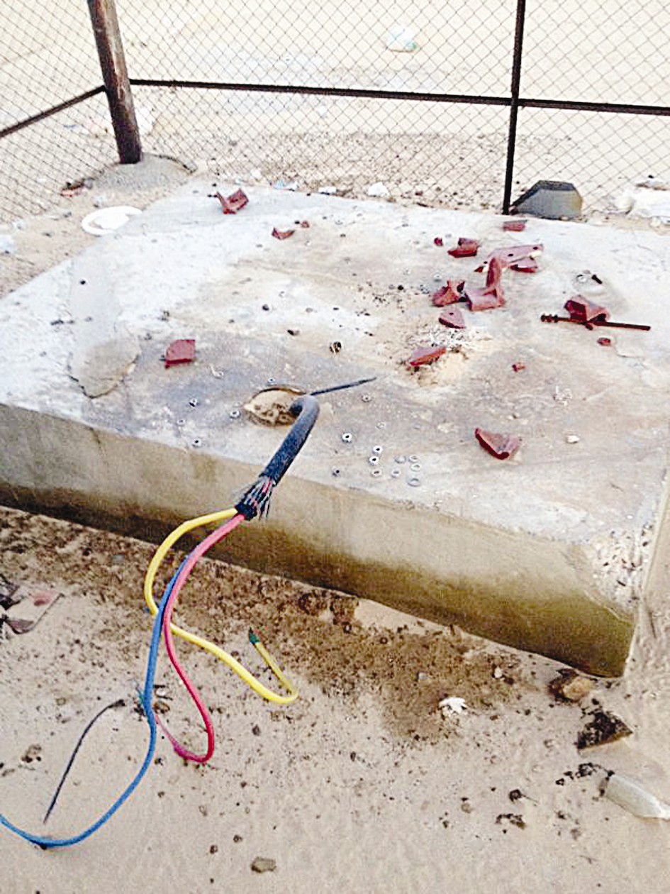 اللصوص لم يتركوا إلا «الوايرات»