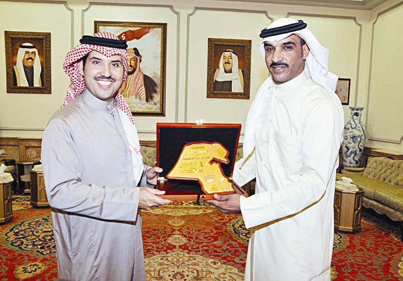 u0635u0628u0627u062d u0646u0627u0635u0631 u0627u0644u0645u062du0645u062f u064au062au0633u0644u0645 u062fu0631u0639u0627u064b u062au0630u0643u0627u0631u064au0629 u0645u0646 u062eu0627u0644u062f u0627u0644u0634u0645u0631u064a