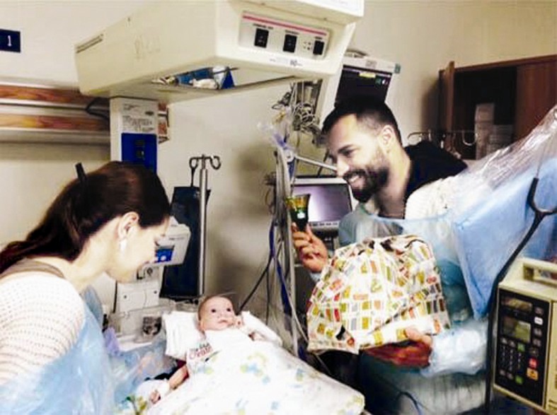 ريتا وشقيقها مع مولودها