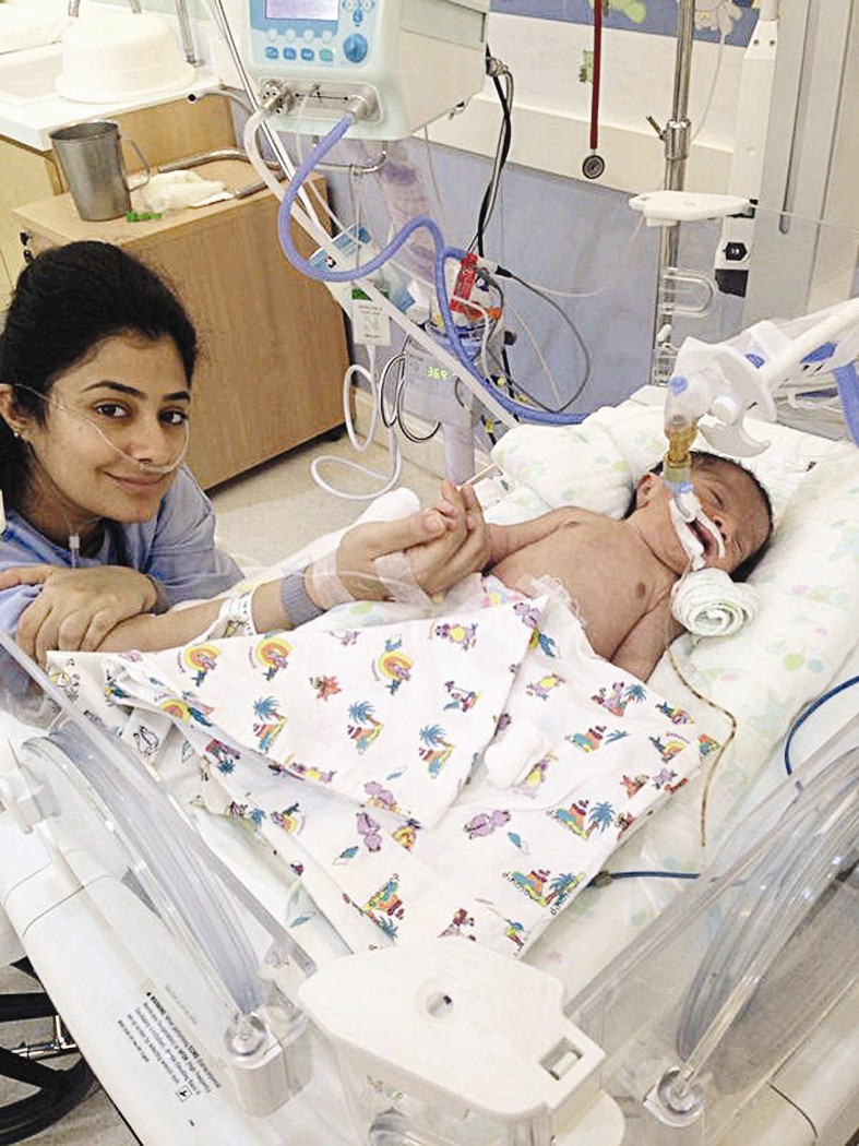 u0634u0647u062f u0623u0645u0627u0645 u0631u0636u064au0639u0647u0627 u062du0633u064au0646 u0641u064a u0627u0644u0645u0633u062au0634u0641u0649