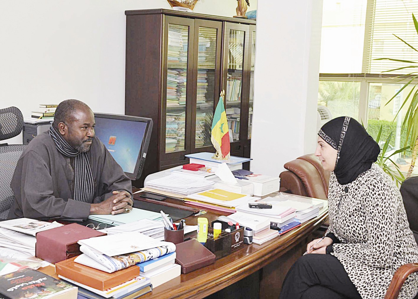 امباكي متحدثاً للزميلة غادة عبدالسلام