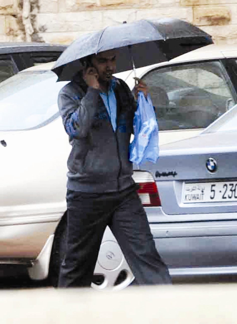 حديث هاتفي تحت المظلة