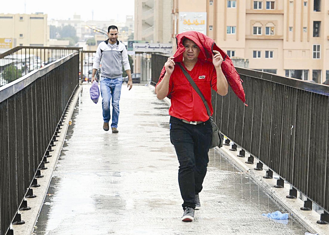 الامطار على جسر مشاة