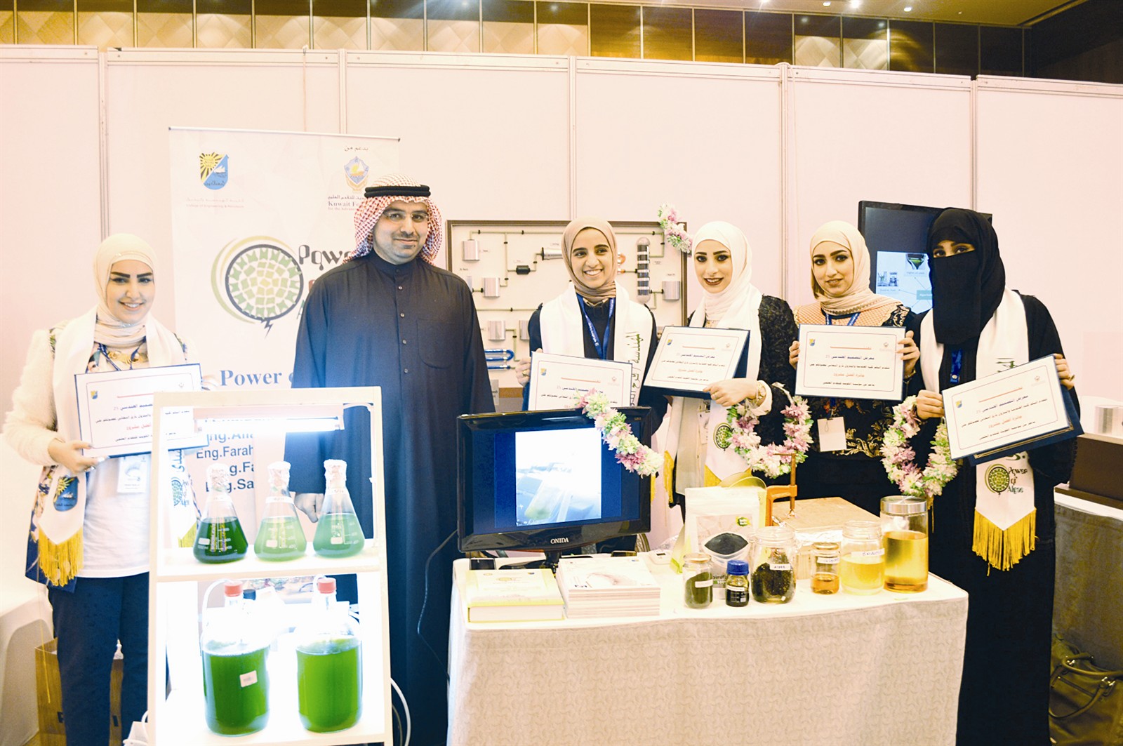 الطالبات يحملن شهادات تخرجهن