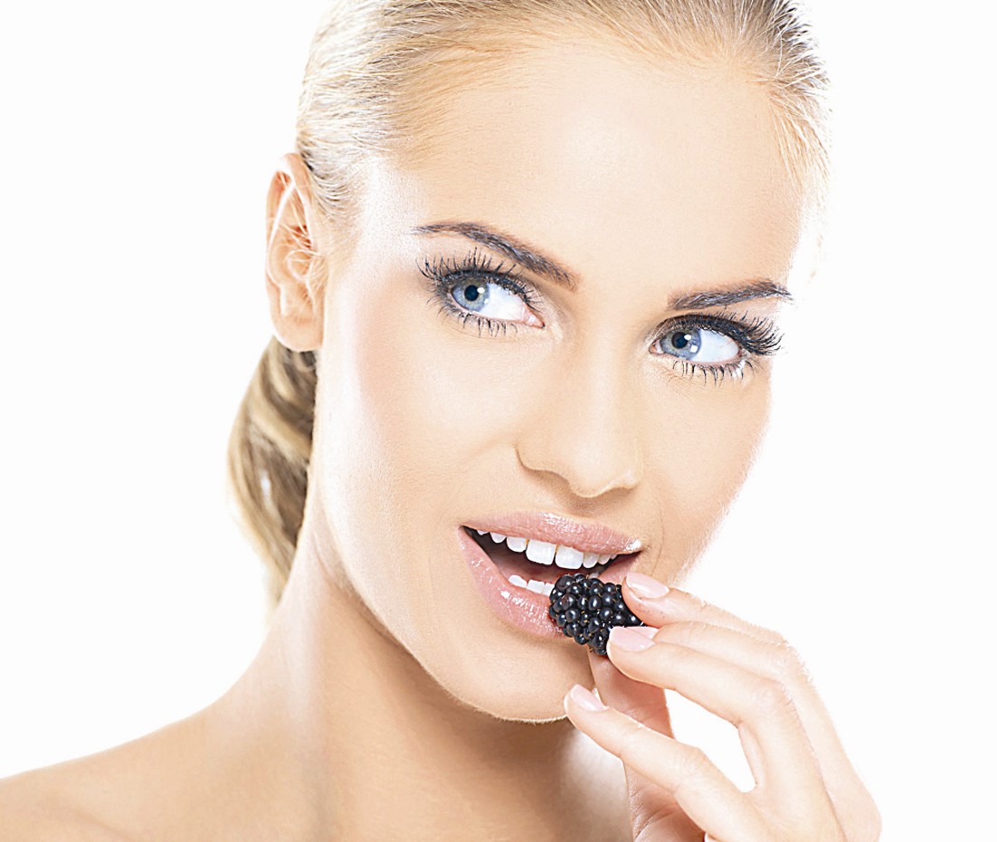 التوت يساعد في حماية البشرة