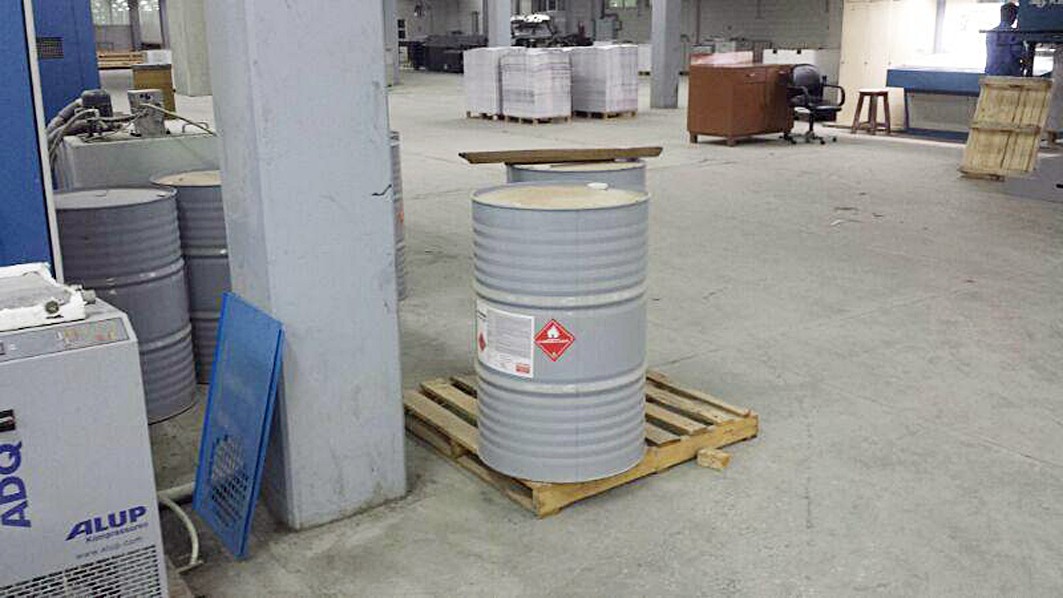 المواد الكيميائية بجانب ماكينة الطباعة