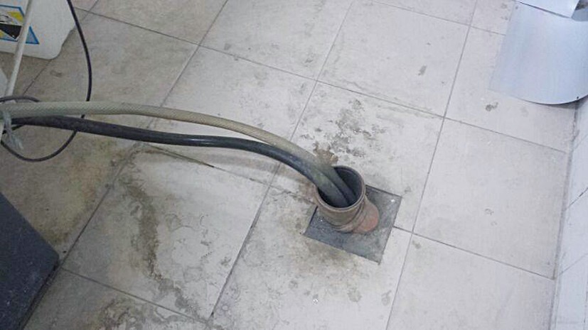 المخلفات الكيميائية تصب في المجاري العامة!!