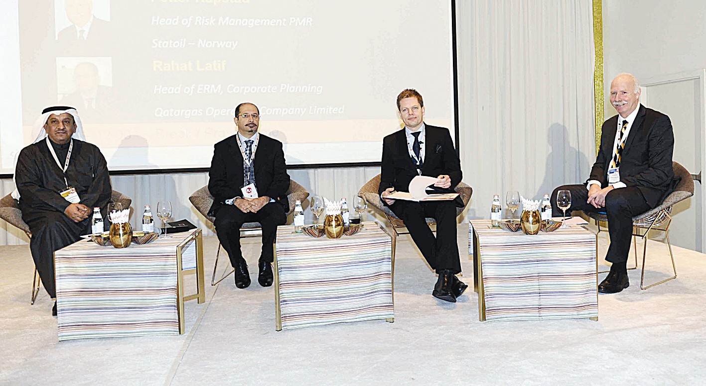 u062cu0627u0646u0628 u0645u0646 u0625u062du062fu0649 u062cu0644u0633u0627u062a u0627u0644u0645u0624u062au0645u0631   (u062au0635u0648u064au0631 u0637u0627u0631u0642 u0639u0632 u0627u0644u062fu064au0646)