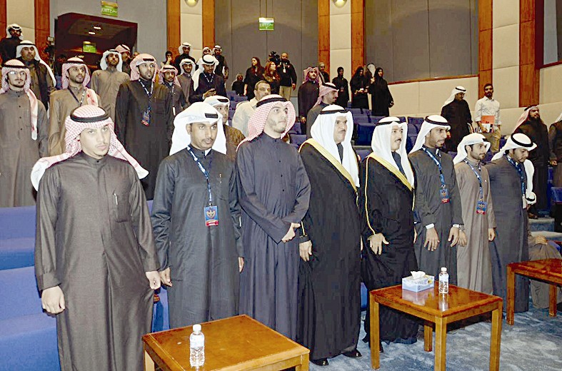 الحضور وقوفاً خلال أداء السلام الوطني