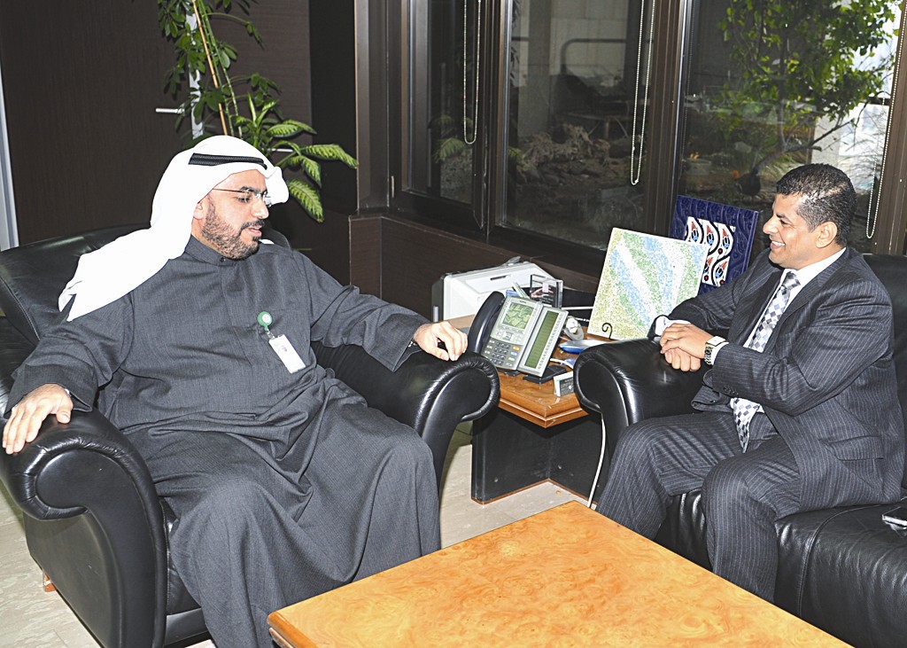 الغانم متحدثاً للزميل رضا السناري