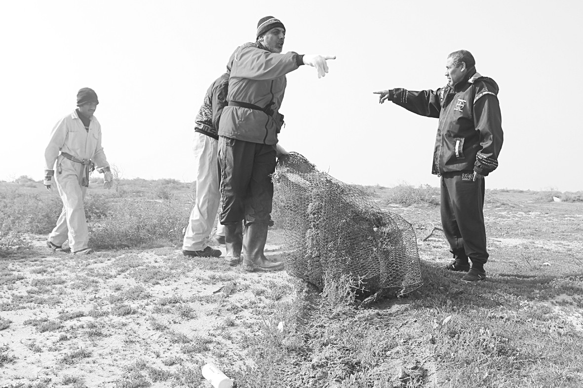 فريق الغوص يرفع الشباك العالقة بوراشد يتحدث عن تاريخ الجزيرة