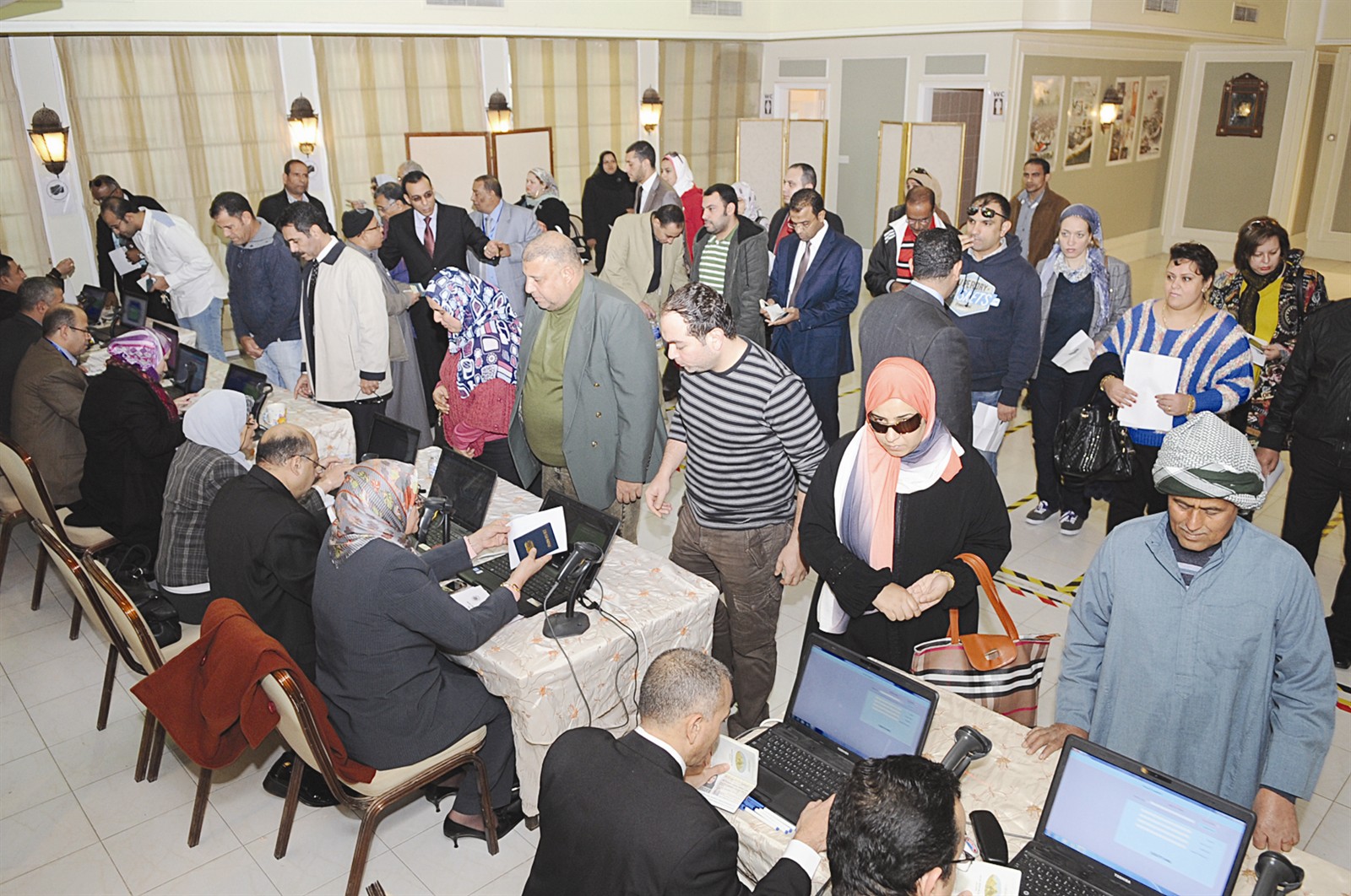 مشاركة كثيفة من المصريين في أول أيام الاستفتاء