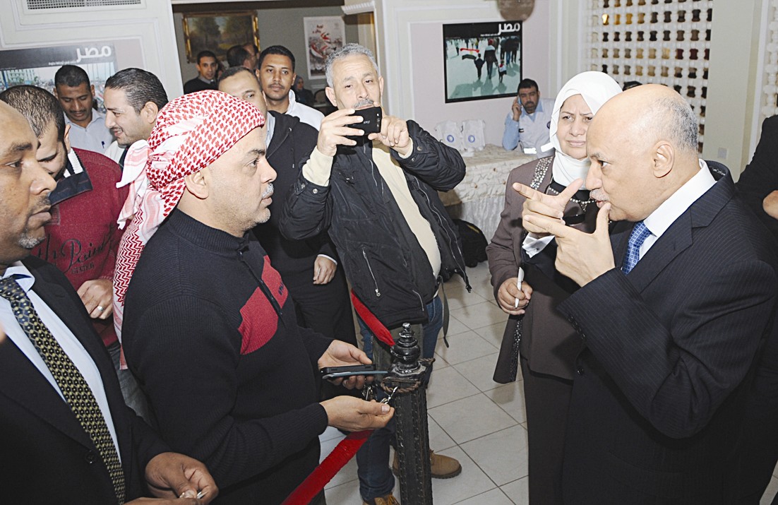 السفير المصري يتابع استفتاء رعايا بلده (تصوير كرم ذياب)