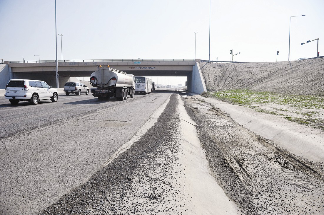 اسفلت مفكك على امتداد الطريق