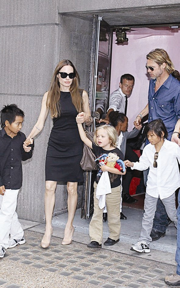 مع أطفاله وجولي