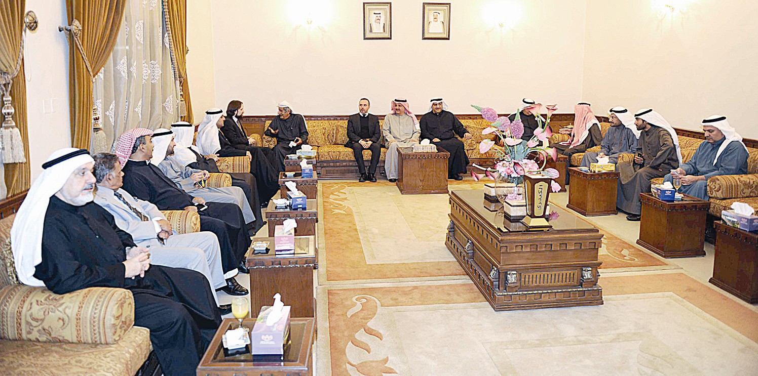 حديث ودي بين الكندري والمهنئين (تصوير طارق عز الدين)