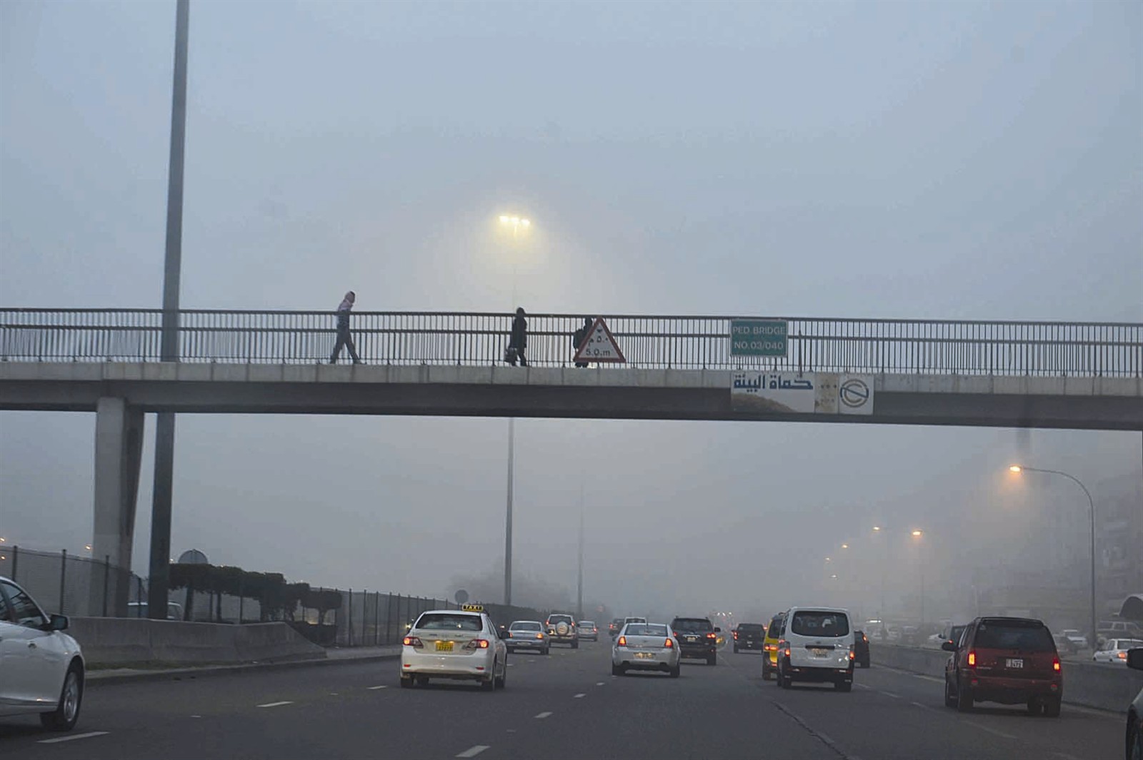 ضباب تحت الجسر وفوقه