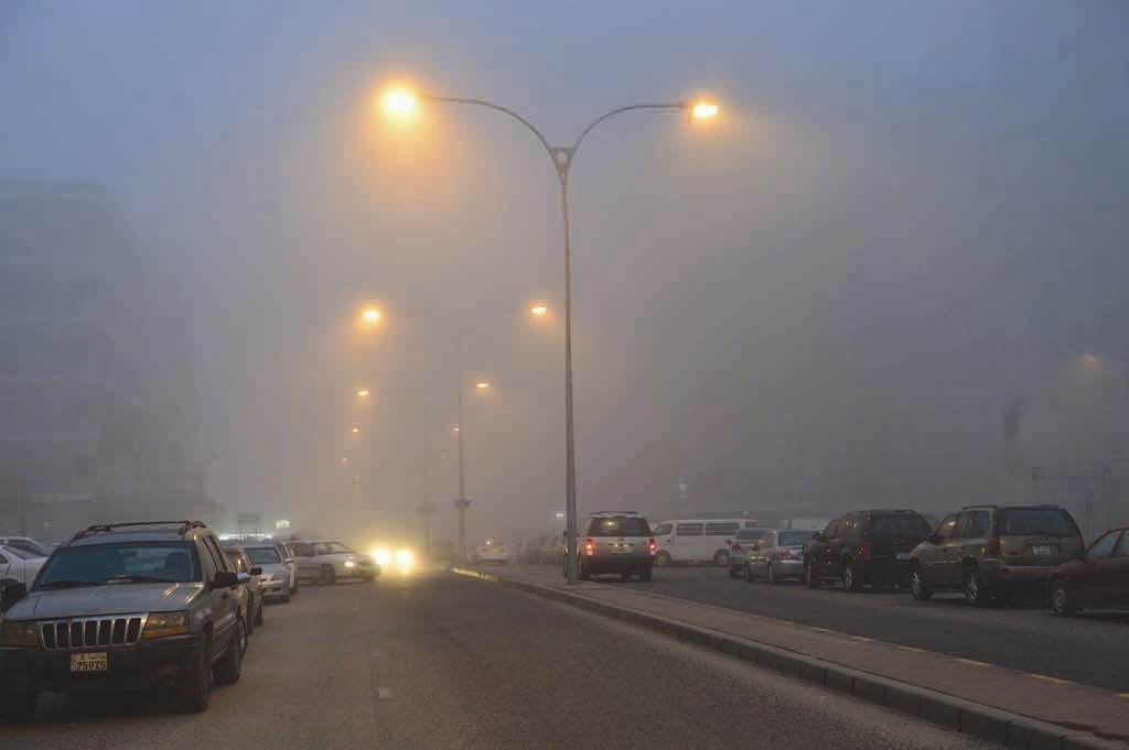 إضاءة الأنوار في الفجر  (تصوير موسى عياش)