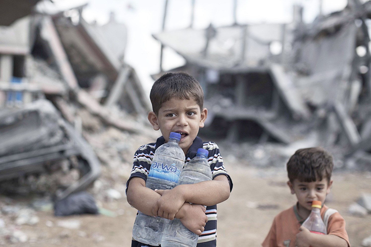 u0637u0641u0644u0627u0646 u0641u0644u0633u0637u064au0646u064au0627u0646 u064au062du0645u0644u0627u0646 u0632u062cu0627u062cu0627u062a u0645u064au0627u0647 u0641u064a u062du064a u0627u0644u0634u062cu0627u0639u064au0629 u0627u0644u0645u062fu0645u0631 u0641u064a u063au0632u0629 u0623u0645u0633 u064eb(u0627u0641 u0628)