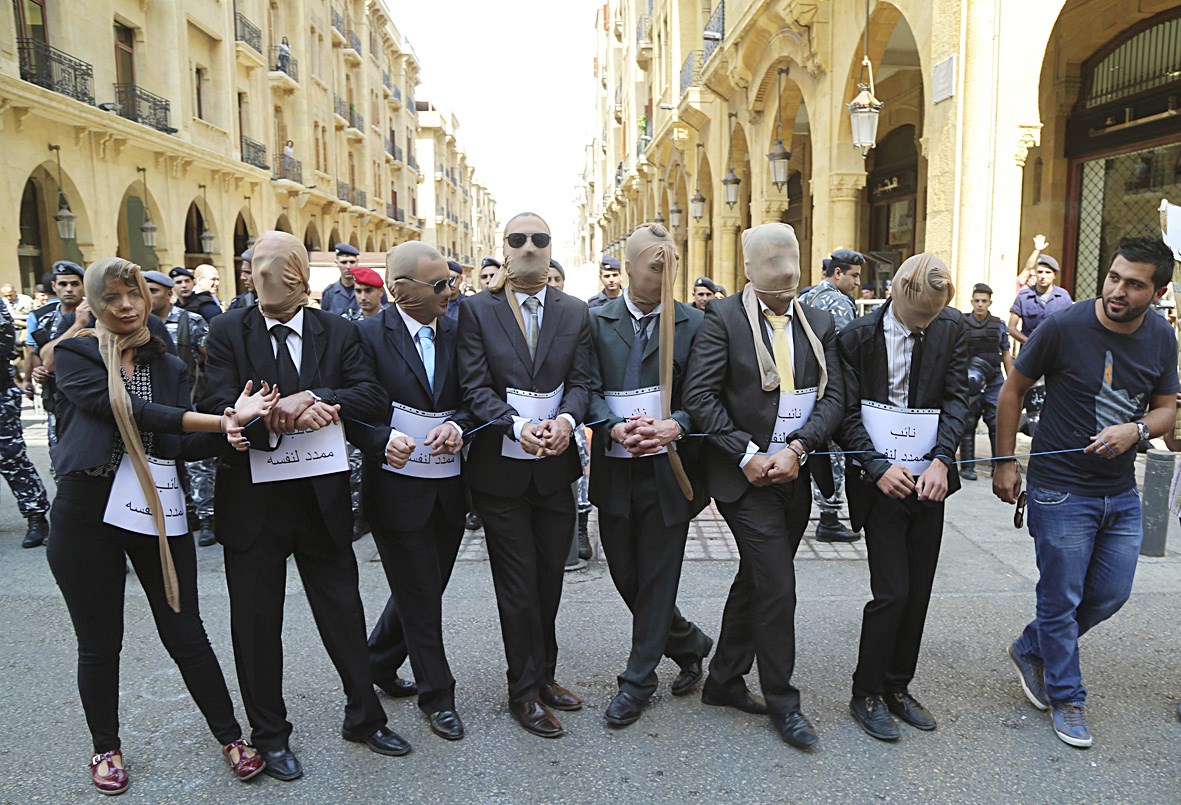 u0646u0627u0634u0637u0648u0646 u0644u0628u0646u0627u0646u064au0648u0646 u064au062eu0641u0648u0646 u0648u062cu0648u0647u0647u0645 u0628u062cu0648u0627u0631u0628 u0646u0633u0627u0626u064au0629 u062eu0644u0627u0644 u0648u0642u0641u0629 u0627u062du062au062cu0627u062cu064au0629 u0639u0644u0649 u0627u0644u062au0645u062fu064au062f u0644u0645u062cu0644u0633 u0627u0644u0646u0648u0627u0628 u0641u064a u0628u064au0631u0648u062a u0623u0645u0633 b(u0631u0648u064au062au0631u0632)