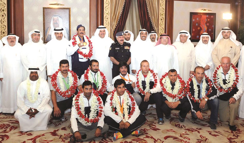 كبار الحضور يتوسطون الأبطال في مطار الكويت (تصوير مجدي الدكروري وكونا)