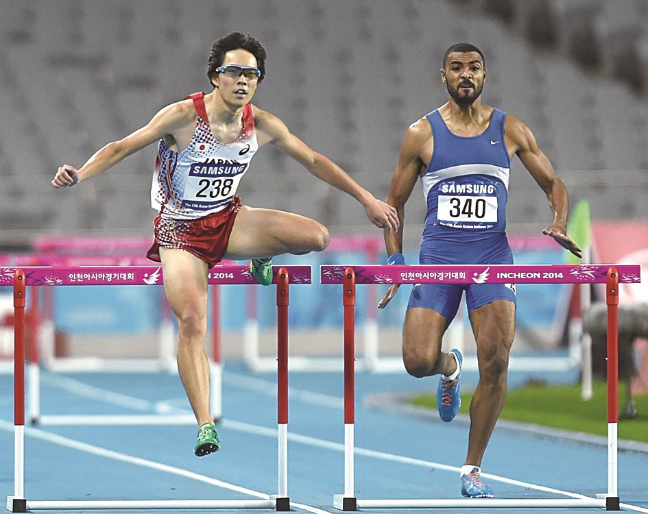 جاسم الماص خلال مشاركته في سباق 400 متر حواجز