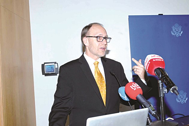 u062fu0648u063au0644u0627u0633 u0633u064au0644u064au0645u0627u0646 u0645u062au062du062fu062bu0627u064b (u062au0635u0648u064au0631 u062cu0644u0627u0644 u0645u0639u0648u0636)