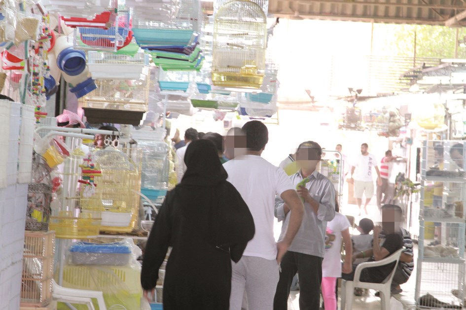 «الباعة»... ينتظرون الزبائن