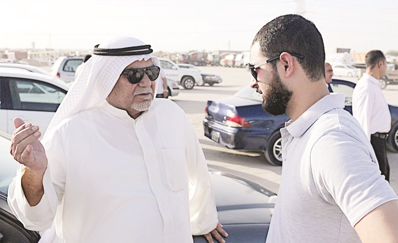 الزميل محمد أنور متحدثا لأحد رواد السوق