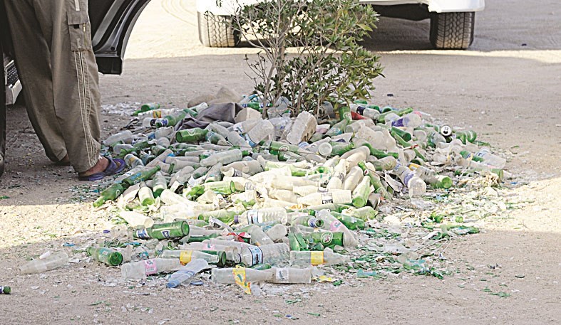 زجاج مهشم في قلب السوق... والرقابة غائبة