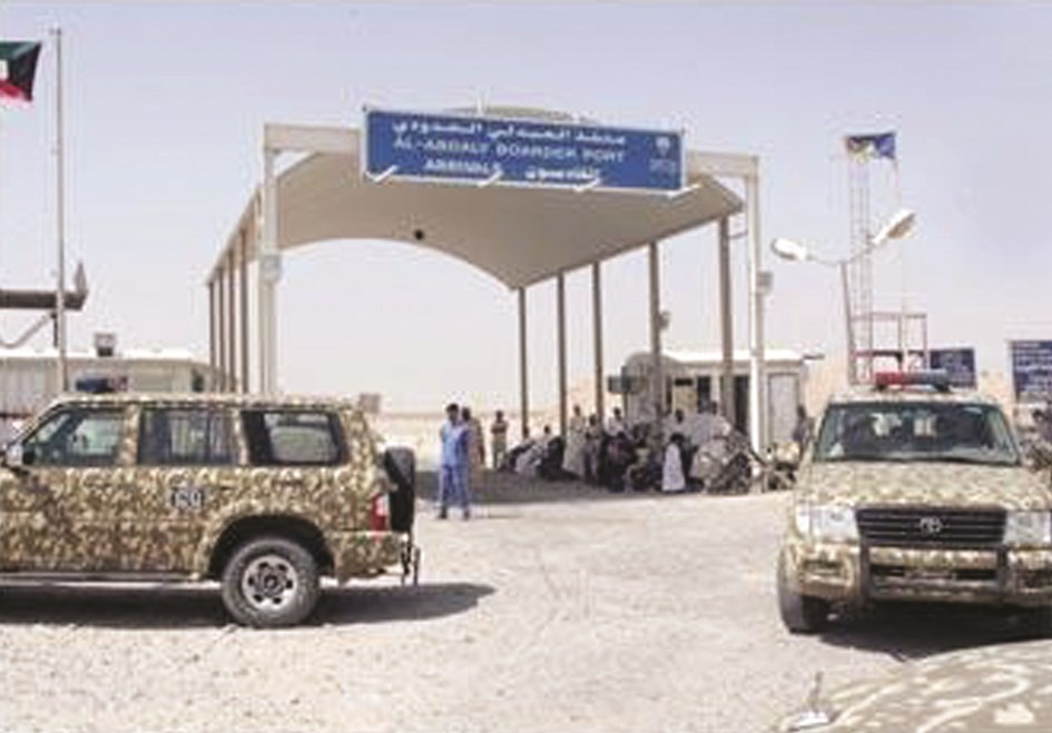 جانب من تفتيش الحقائب... والسيارات