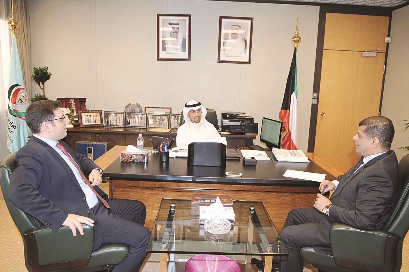 وزير المالية متحدثاً للزميلين عبادة أحمد ورضا السناري