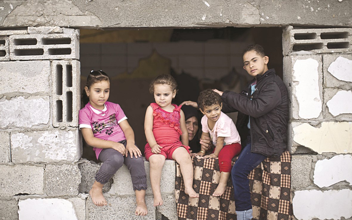 u0639u0627u0626u0644u0629 u0641u0644u0633u0637u064au0646u064au0629 u062au062cu0644u0633 u0639u0644u0649 u0634u0631u0641u0629 u0645u0646u0632u0644u0647u0627 u0627u0644u0630u064a u062fu0645u0631u0647 u0627u0644u0642u0635u0641 u0627u0644u0625u0633u0631u0627u0626u064au0644u064a u0641u064a u063au0632u0629 (u0627 u0641 u0628)