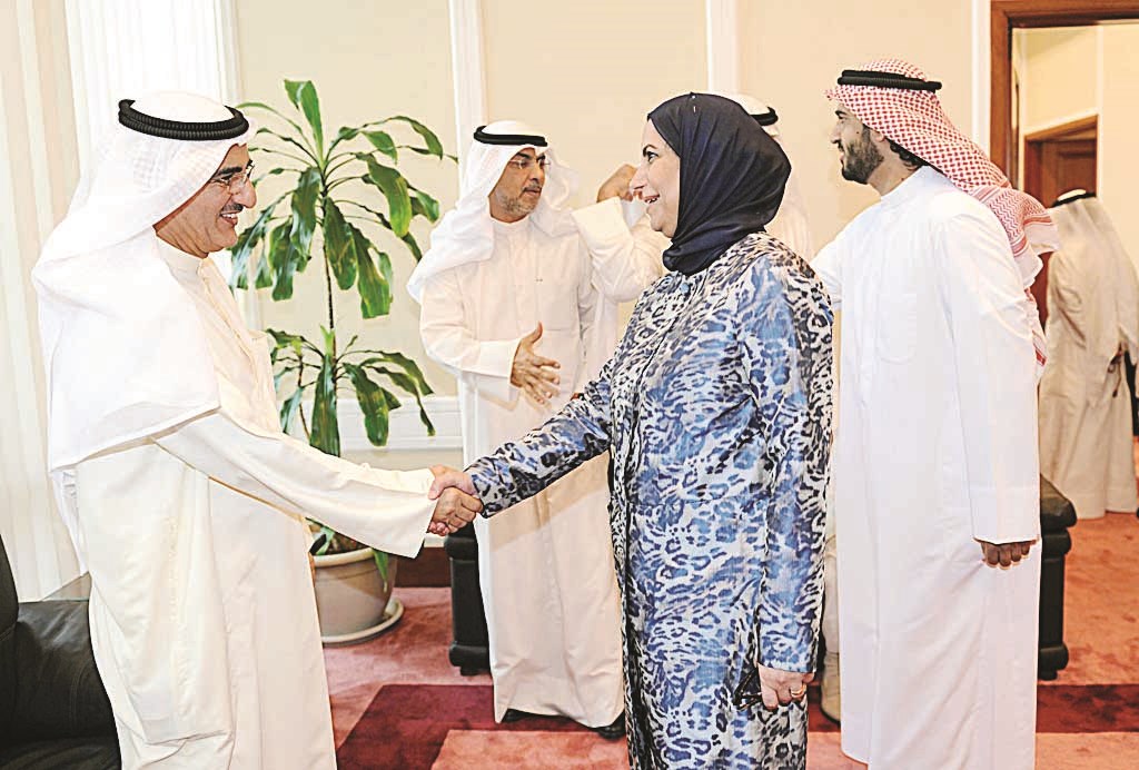 الوزير مصافحاً إحدى المهنئات