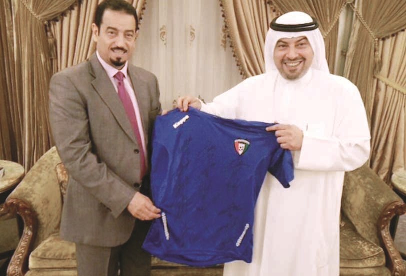 طلال الفهد يقدم فانلية الأزرق إلى السفير حمد الدعيج