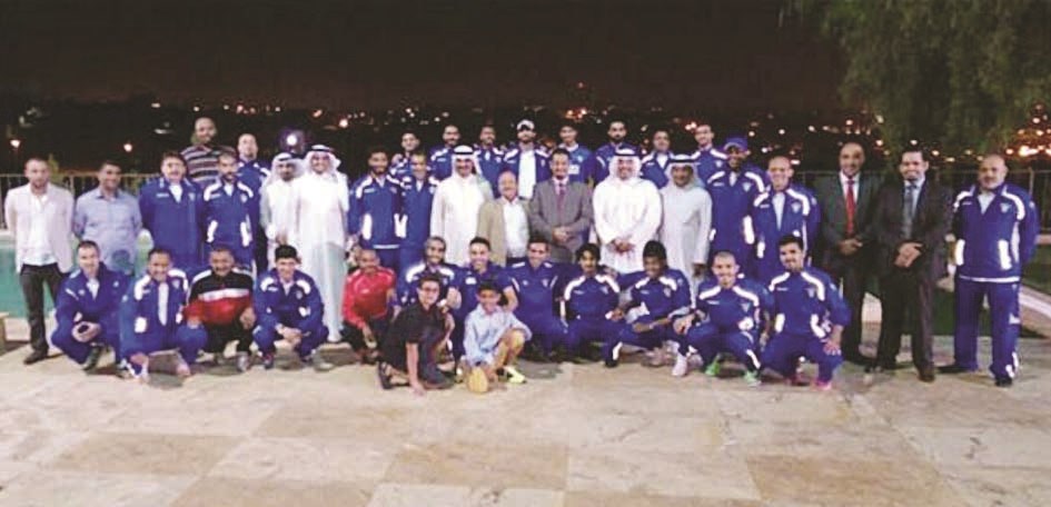 u0644u0627u0639u0628u0648 u0627u0644u0645u0646u062au062eu0628u064au0646 u0641u064a u0644u0642u0637u0629 u062cu0645u0627u0639u064au0629