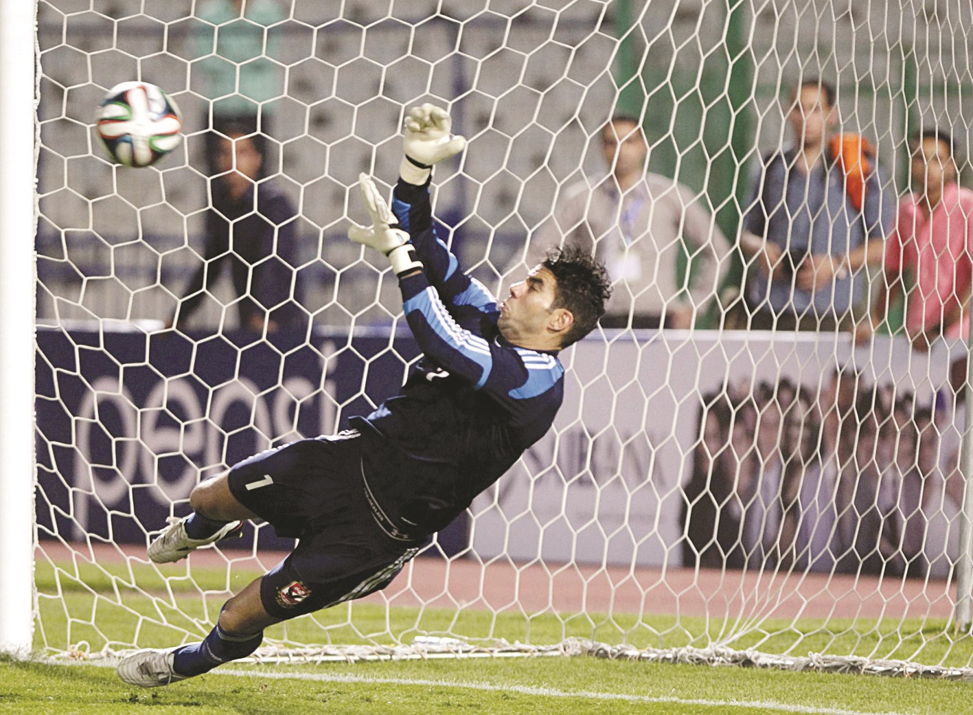 شريف إكرامي حارس الأهلي والمنتخب المصري