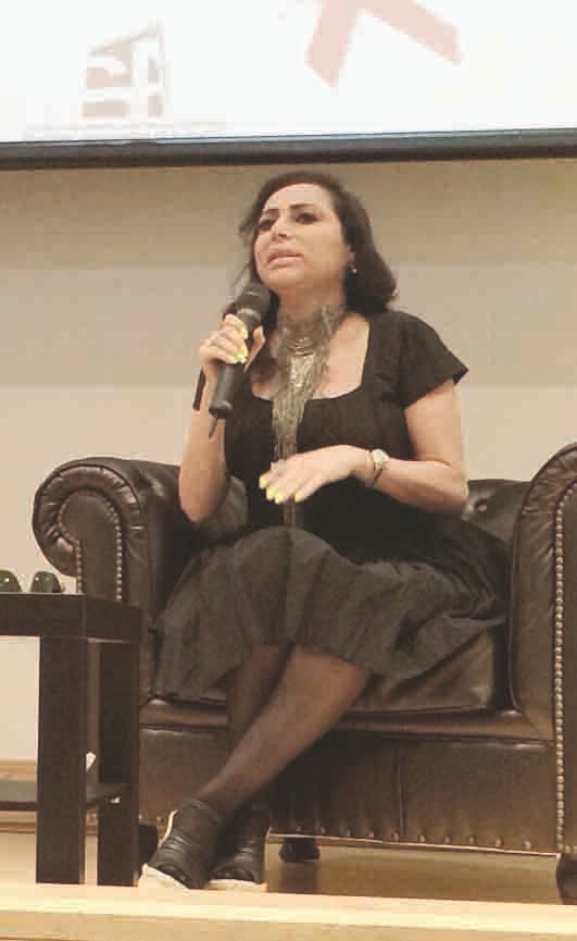 u0632u0647u0631u0629 u0627u0644u062eu0631u062cu064a u0642u0628u0644 u0623u0646 u062au0642u0635u0651 u0634u0639u0631u0647u0627