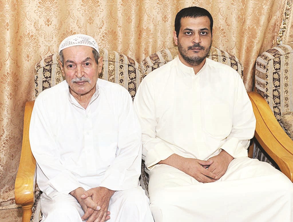 مع ابنه عادل