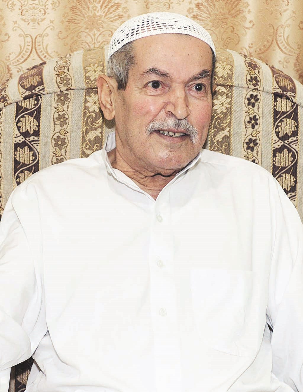 عدنان سليم ونظرة لعدسة «الراي» (تصوير زكريا عطية)