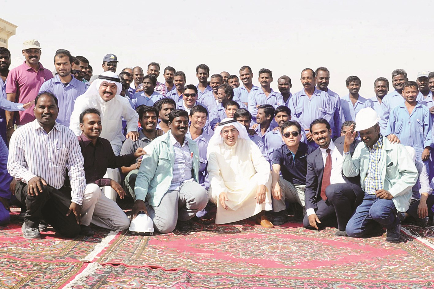 لقطة للوزير مع عمالة الشركة المنفذة للمشروع